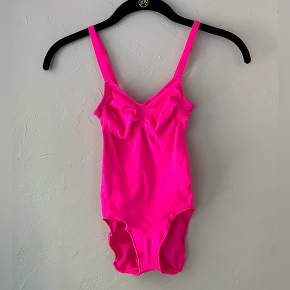 💖HTF NEW SKIMS SEAMLESS SCULPTING BODYSUIT FLAMINGO PINK S/M - Picture 4 of 5